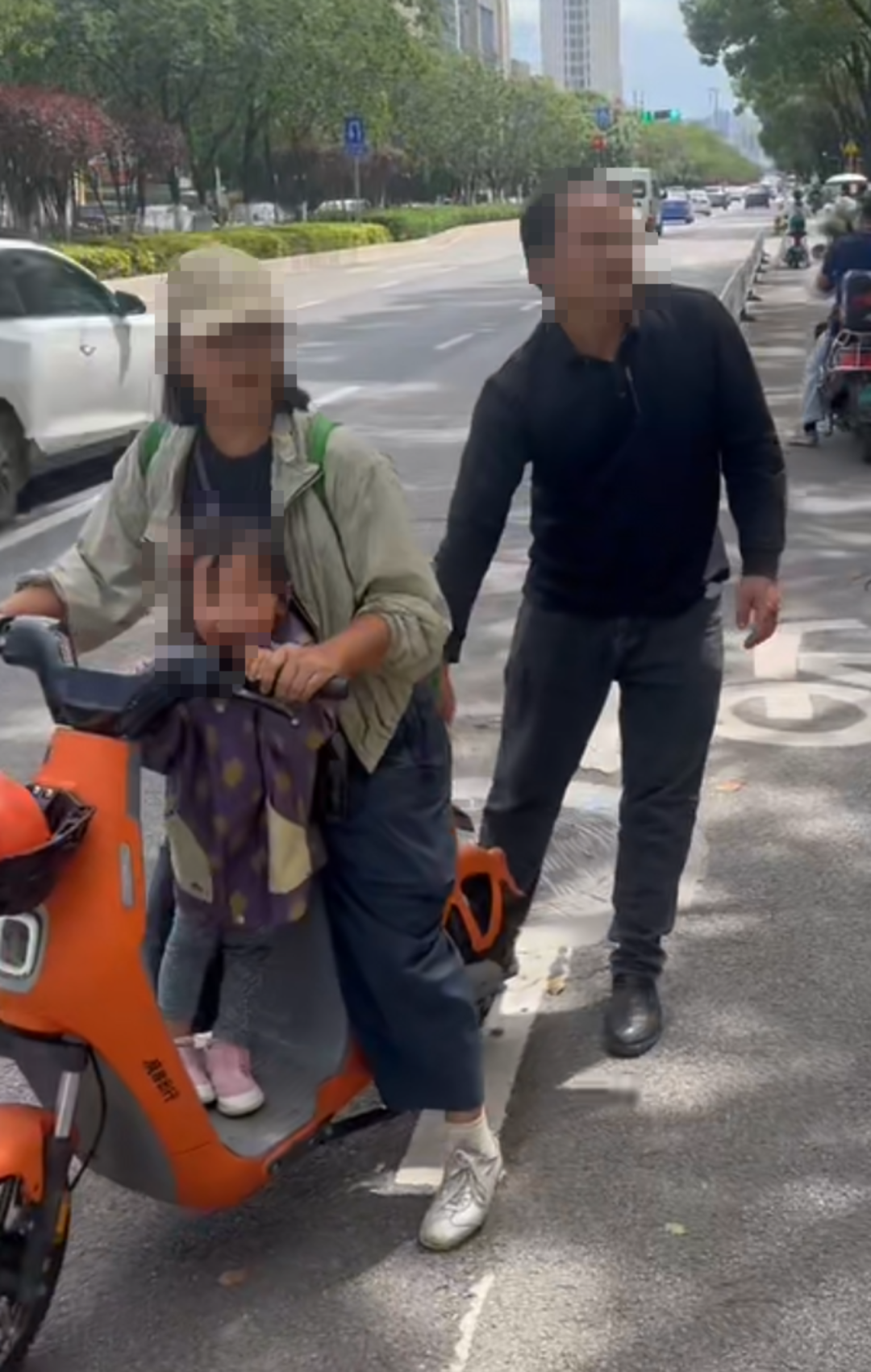 2岁多孩子呕吐弄脏网约车,司机索要500元清洁费,家长只愿赔100元,协商未果尝试离开遭尾随阻拦
